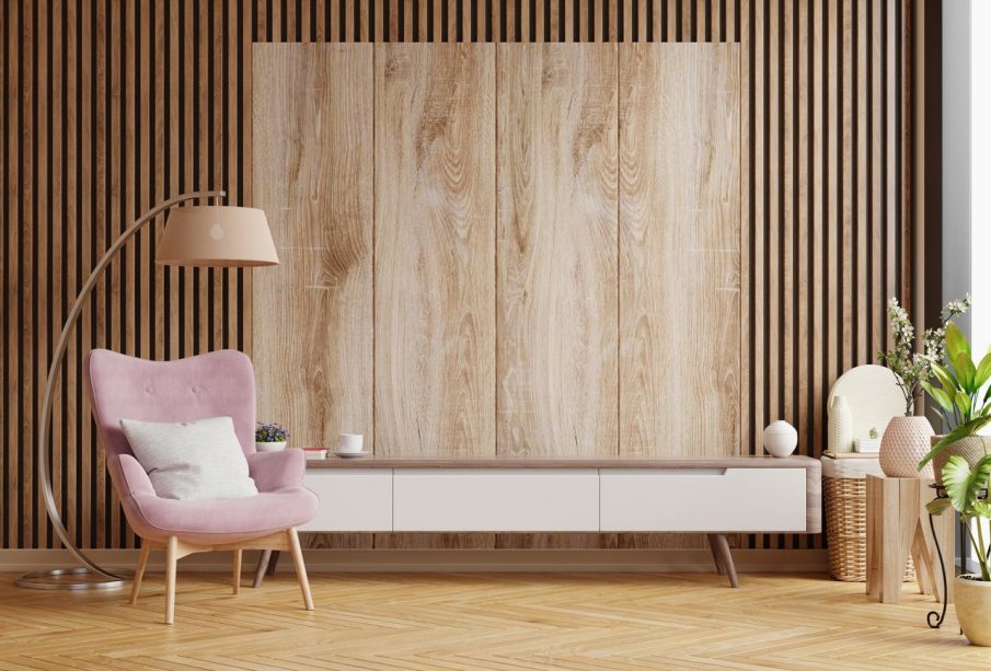 drewno na ścianie w salonie